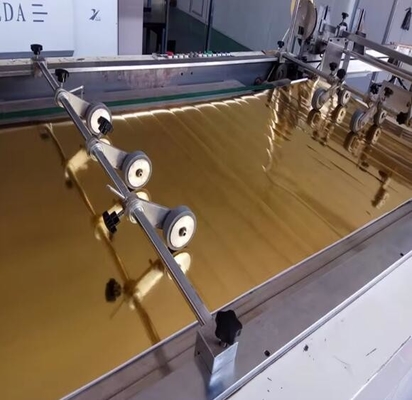 Besonders geprägte Gold- und Silberfolie für Kuchen und schwarz-weiß-metallisierte Folie für Coke-Platten