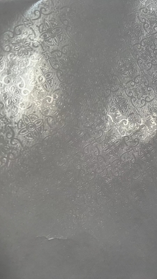 Besonders geprägte Gold- und Silberfolie für Kuchen und schwarz-weiß-metallisierte Folie für Coke-Platten