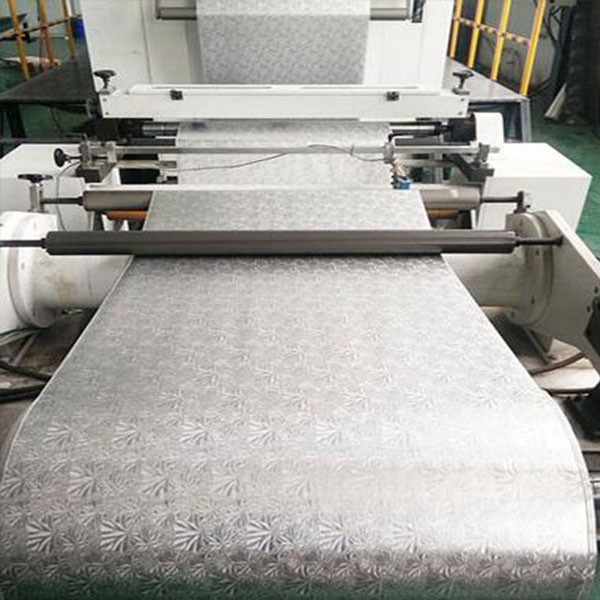 Besonders geprägte Gold- und Silberfolie für Kuchen und schwarz-weiß-metallisierte Folie für Coke-Platten